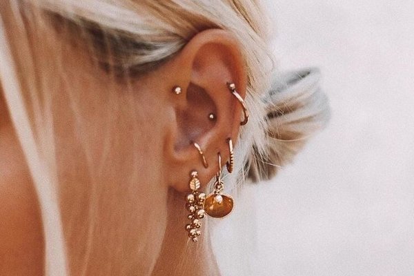 Efekt końcowy przekłucia Forward Helix z kolczykiem typu micro stud