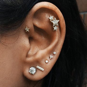 Stylowy piercing Forward Helix z minimalistycznym kolczykiem