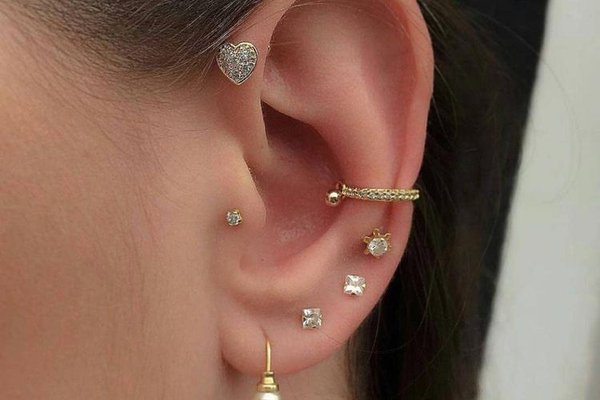 Piercing Forward Helix z biżuterią tytanową – bezpieczną i hipoalergiczną