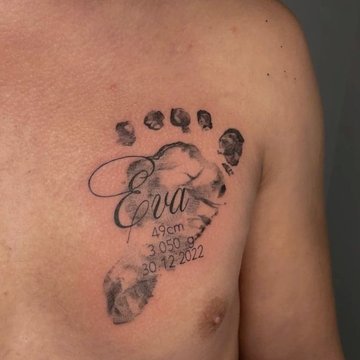 Tatuaż odcisku stóp córki z imieniem