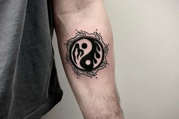 Czarny tatuaż yin-yang w stylu minimal