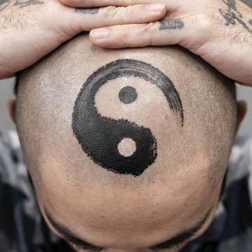 tatuaż yin-yang na głowie