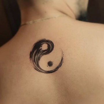 Tatuaż yin-yang na plecach
