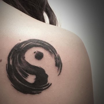 tatuaż yin-yang na łopatce