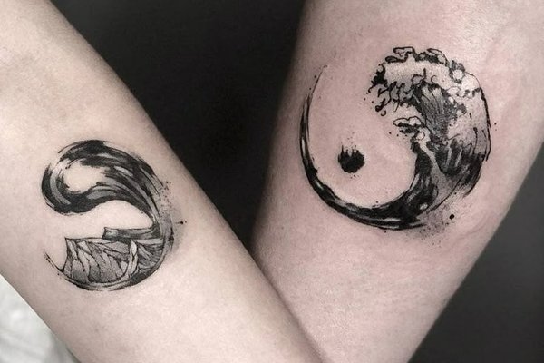 Tatuaż yin-yang na przedramieniu